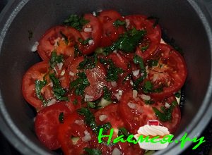 Сладкий перец хорошенько вымыть, порезать кубиками и высыпать его на баклажаны