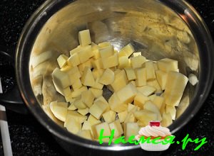 Клубни картофеля почистить, порезать на кубики одинакового размера
