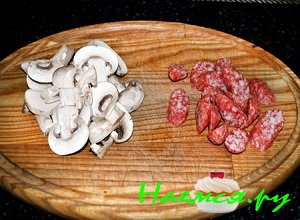 Грибочки помыть, нарезать тоненькими пластинками