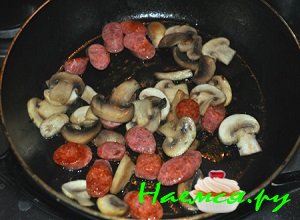 Колбаски и грибочки и немного обжарить