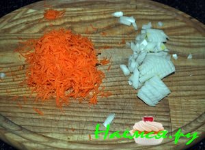 Лучок почистить, вымыть и мелко порубить, морковку очистить и натереть на терке крупного размера