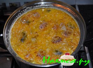 Обжаренные грибочки с колбаской и овощами высыпать в кастрюльку