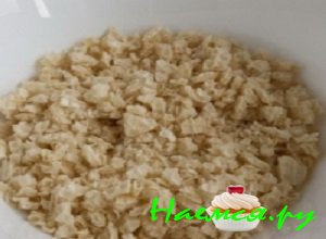 В миску высыпать вафельные крошки и измельчить их блендером.