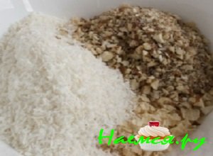 Туда же добавить мелко порубленные орехи и кокосовую стружку