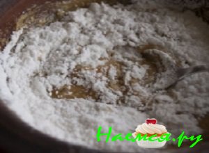 Постоянно помешивая высыпать в крем сахарную пудру