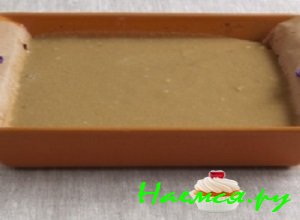 Выложить крем в противень и аккуратно разровнять его