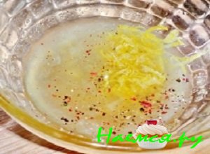 Натереть лимонную цедру на самой мелкой терке, сок хорошенько отжать