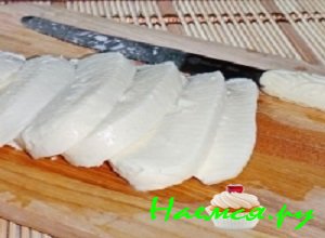 Кусочек Моцареллы нарезать колечками 