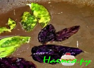 В разогретую сковороду налить немного оливкового маслица и обжарить на нем базилик