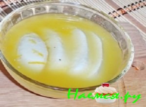 Смешать сыр со смесью масла и лимонного сока