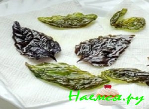 Листочки базилика аккуратно выложить на бумажное полотенце