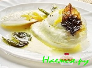 Разложить лимонную моцареллу по тарелочкам