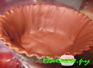 Силиконовые формочки для выпекания смазать растаявшим шоколадом