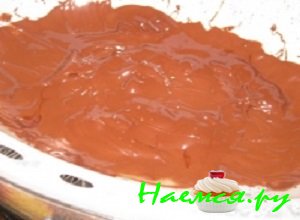 Плитку молочного шоколад поломать, после чего растопить на водяной бане.