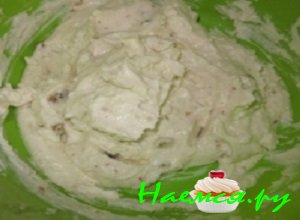 Творожный сыр тщательно размять и перемешать