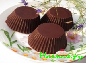 Готовые глазированные сырки выложить на блюдо