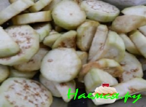 Баклажаны очистить от кожуры. Нарезать колечками и полукольцами