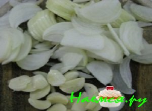 Лучок и чесночек почистить, тщательно промыть.