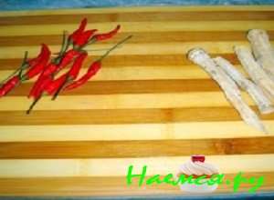 Хрен очистить, вымыть и мелко порубить. Перчик чили вымыть и измельчить
