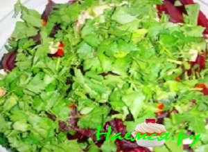 В кастрюлю с капустой добавить очищенные зубчики чеснока, заранее порезанного на небольшие пластинки. Сверху выложить слой свеклы