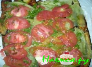 Сверху уложить кольца помидор