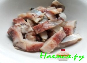 С филе сельди снять шкуру, удалить косточки и порезать на равные кусочки