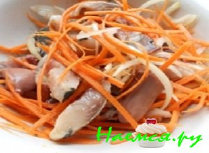 Порезать лук и морковку, смешать с сельдью