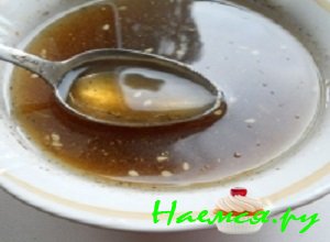 Для того, чтобы приготовить маринад необходимо в кипяченную воду добавить отмеренное количество уксуса и смесь красного и черного перца, хорошенько все перемешать. 