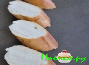 Батон порезать и немного подсушить в духовой печи или в тостере до состояния гренок