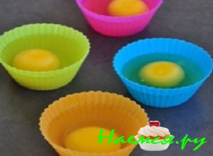 Яйца разбить в корзиночки для выпекания (силиконовые) немного посолить и отправить яйца в корзинках в духовую печь, разогретую до 200 градусов