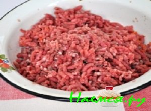 Кусок говядины хорошенечко промыть и прокрутить через мясорубку.