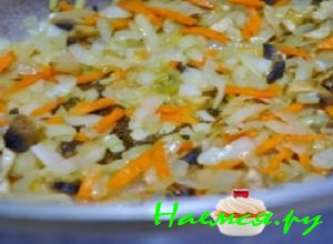 Лучок почистить, вымыть и мелко измельчить