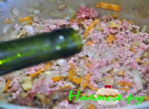 Туда же добавить перекрученное мясо и влить половину стакана вина