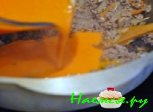 Помидорки в собственном соку измельчить на блендере и влить в фарш. 