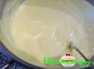 Для того чтобы приготовить соус Бешамель нужно на раскаленной сковороде растопить сливочное масло и обжарить на нем просеянную муку