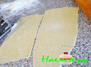 Замесить крутое тесто из оливкового маслица, муки и яиц