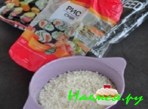 Рис хорошенько промыть под струей холодной проточной воды