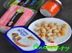 Гребешки разморозить. В раскаленную сковороду налить немного маслица и обжарить на нем размороженные гребешки