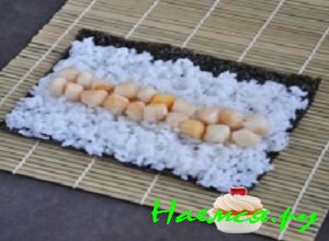 Берем лист водорослей выкладываем на него рис, поверх риса выложить обжаренные гребешки и скрутить с помощью циновки ролл.