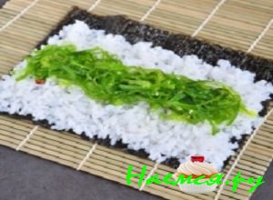 Сделать роллы с салатом из морских водорослей