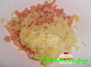 Креветки тщательно промыть, высыпать в кипящую воду и отварить в течении пяти минут