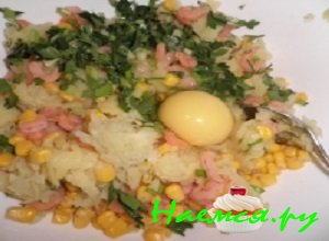 Содержимое миски немножко посолить и разбить яйцо