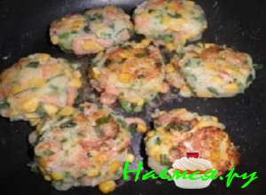 Из приготовленной массы сформировать котлеты с кукурузой и креветками