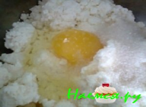 Сливочное маслице растопить и добавить к творогу