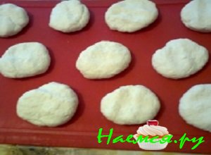 Из приготовленного теста раскатать длинный жгутик и порезать его острым ножом на кусочки небольшого размера. Скатать из этих кусочков небольшие шарики.
