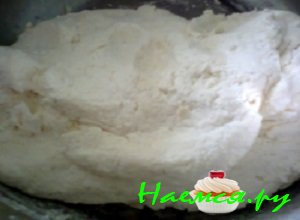 Добавить стакан просеянной муку и замесить тесто