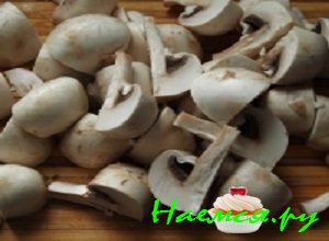 Шампиньоны разрезать пополам или на четвертинки