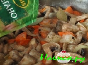 Туда же высыпать муку и вылить томатный сок