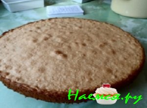 Приготовленный бисквит извлечь из формы и остудить