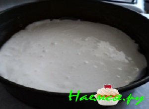 Яйца разбить в глубокую миску, добавить отмеренное количество сахара и тщательно взбить